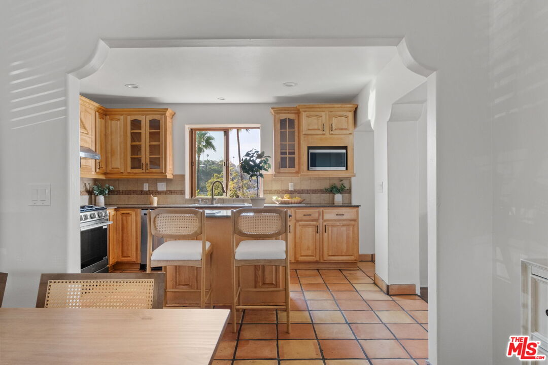3101 Fernwood Ave