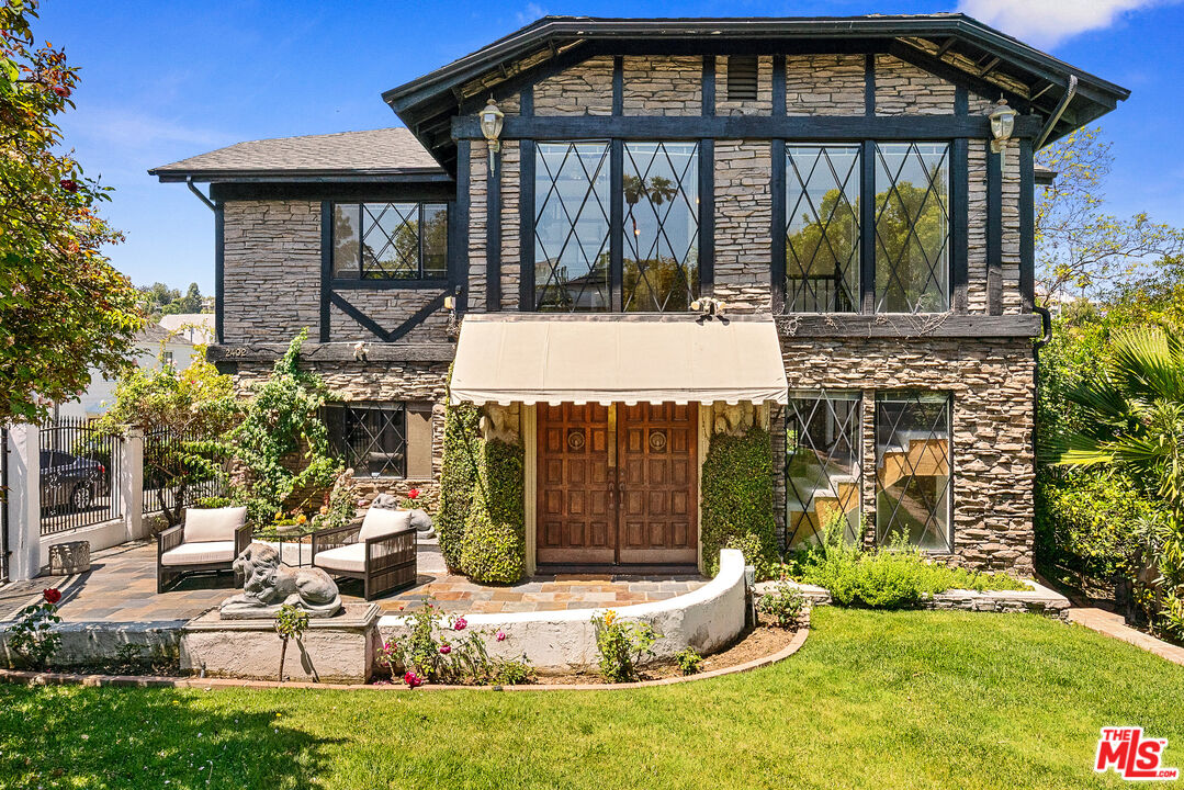 2402 Hollyridge Dr