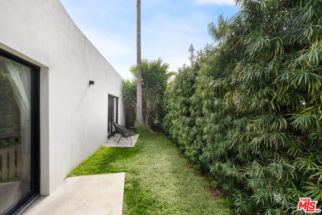 2048 N Beverly Dr