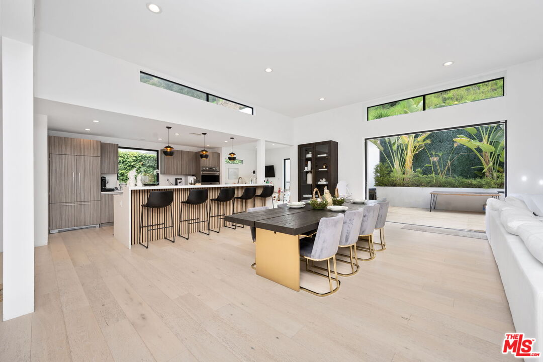 2048 N Beverly Dr