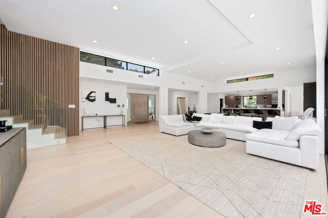 2048 N Beverly Dr