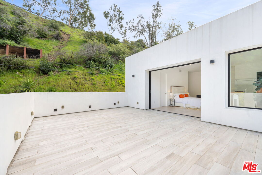 2048 N Beverly Dr