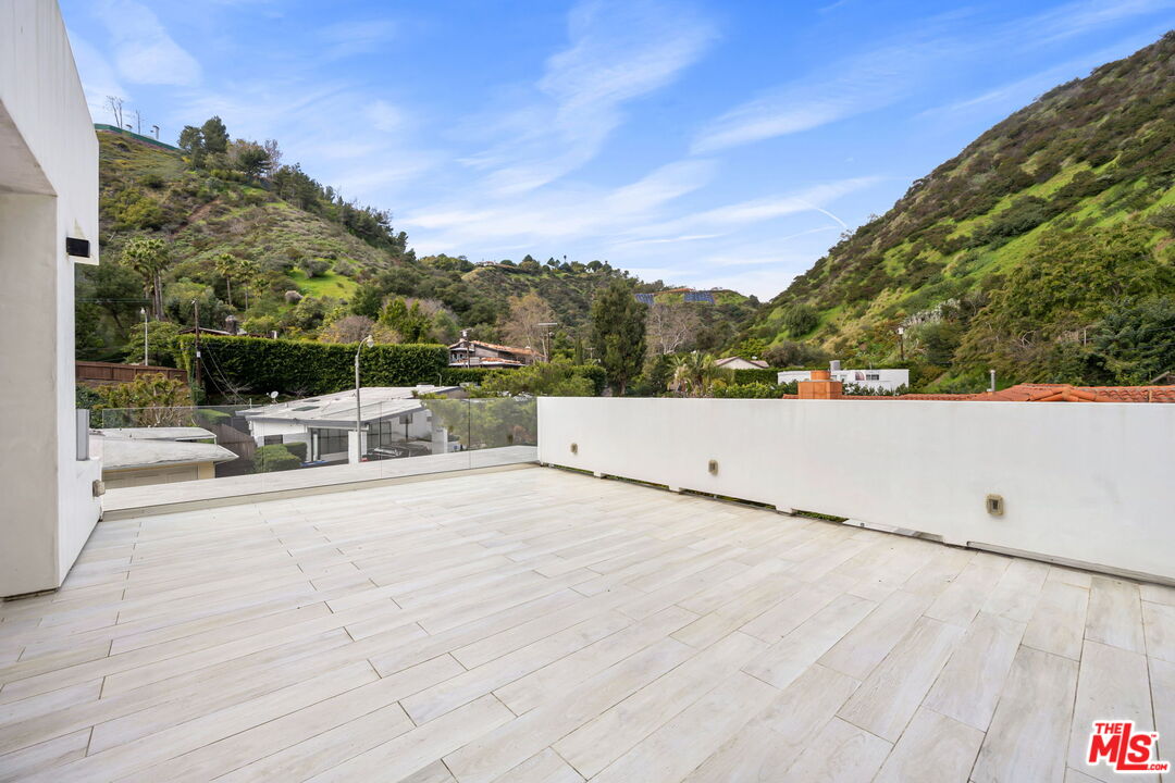 2048 N Beverly Dr