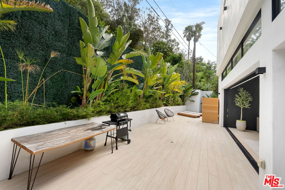 2048 N Beverly Dr