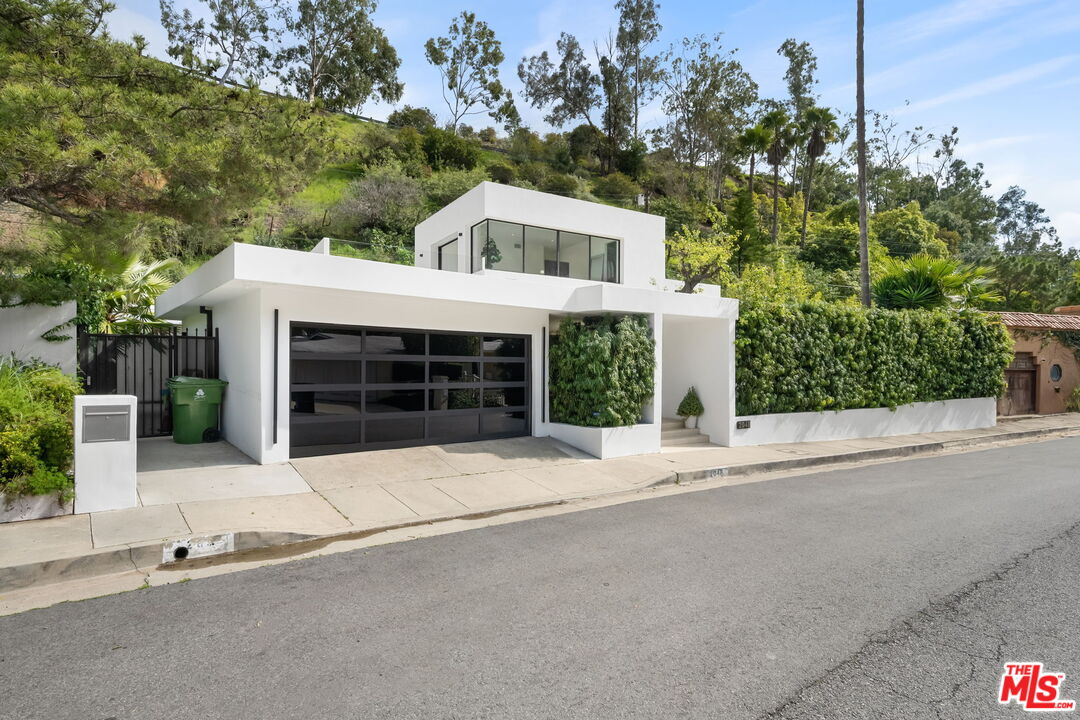 2048 N Beverly Dr