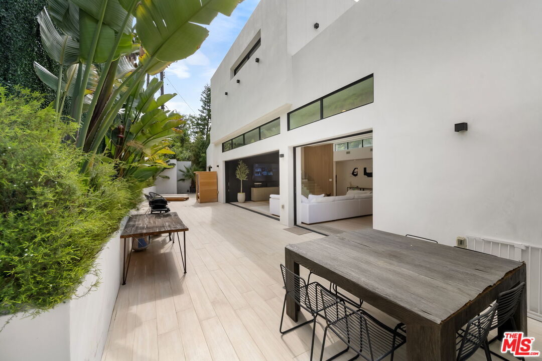 2048 N Beverly Dr