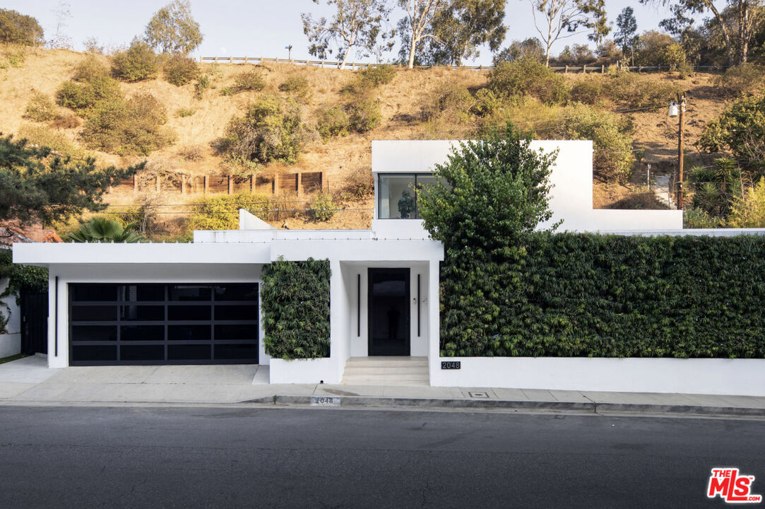 2048 N Beverly Dr
