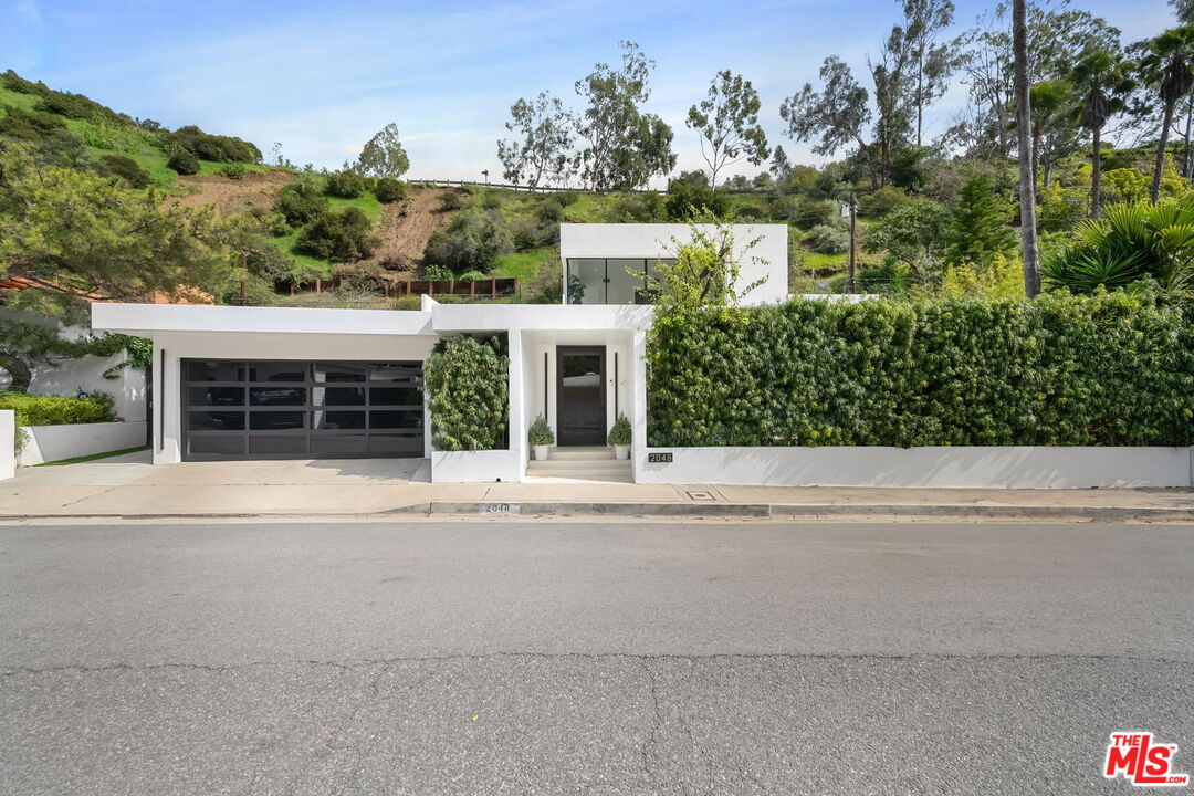 2048 N Beverly Dr
