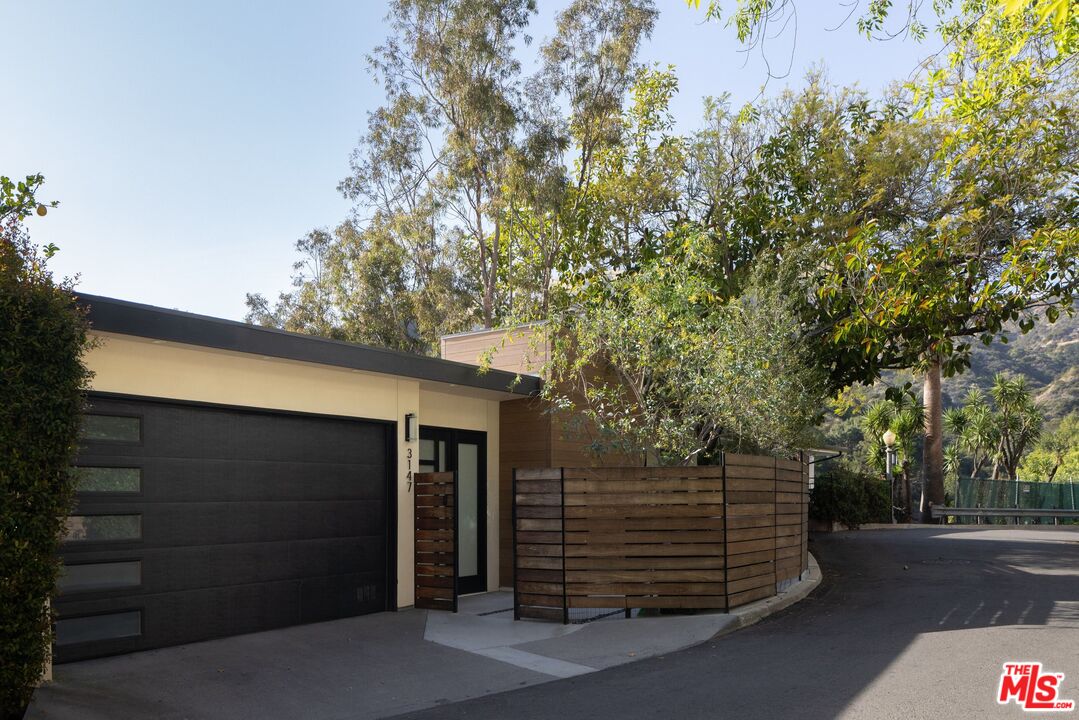 3147 Hollyridge Dr
