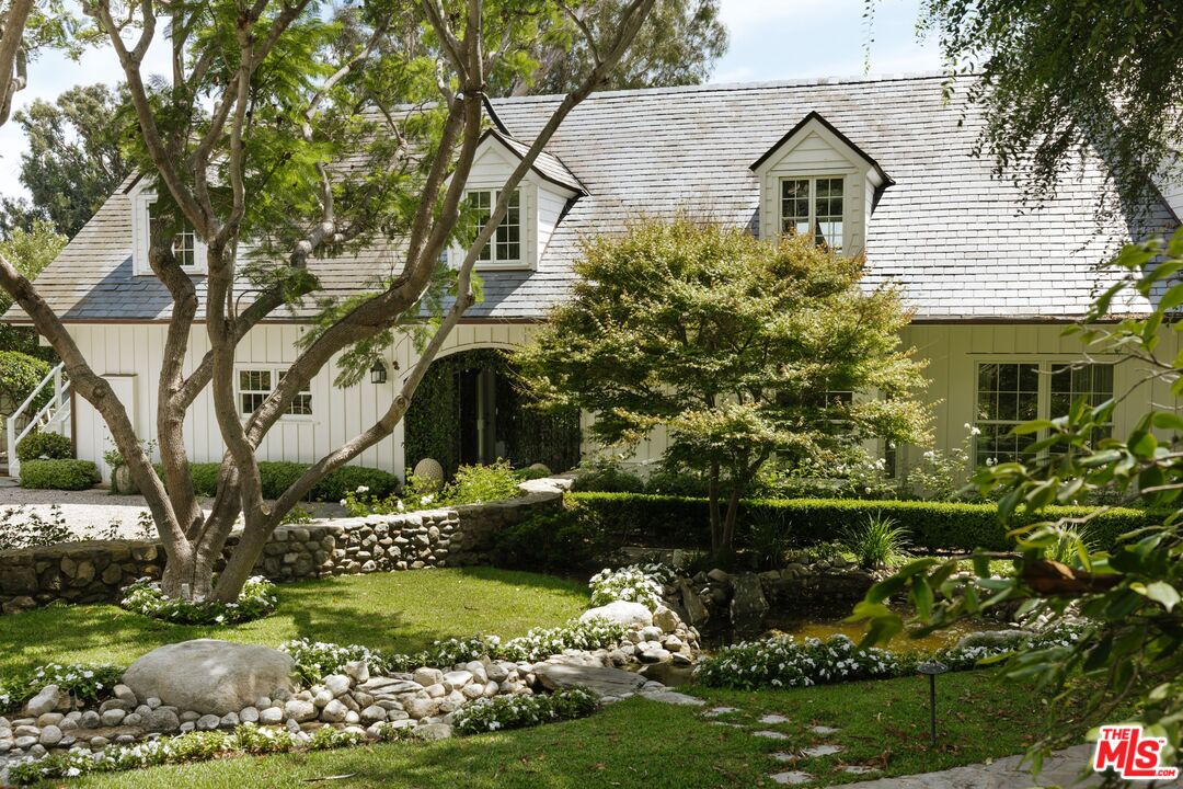 6825 Zumirez Dr
