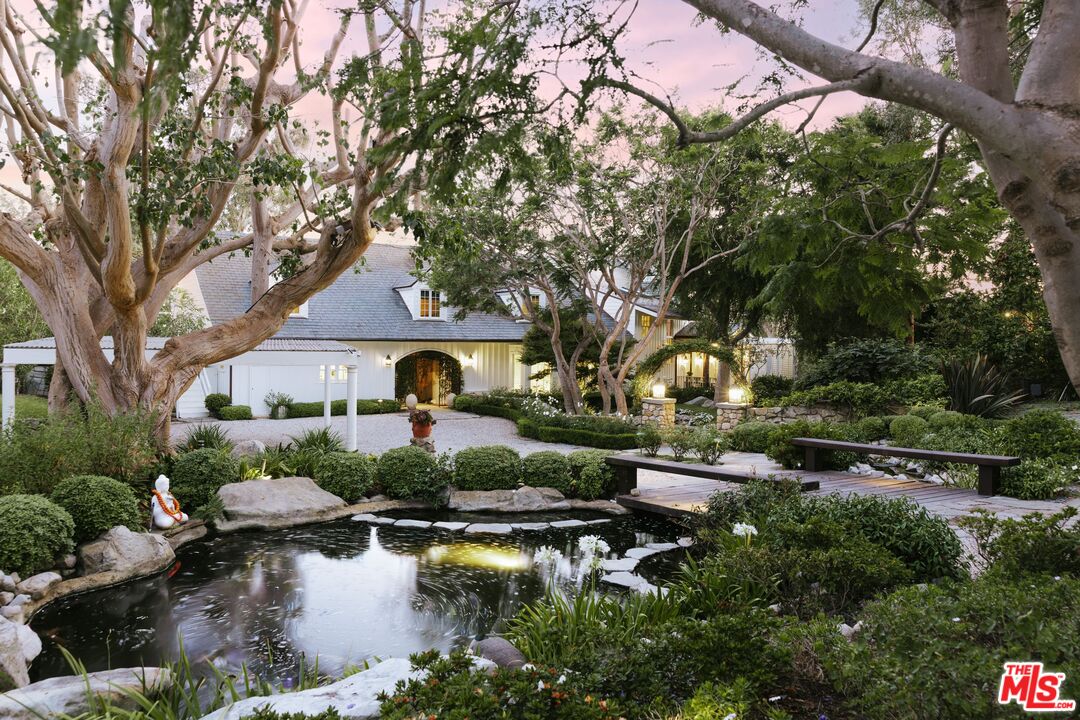 6825 Zumirez Dr