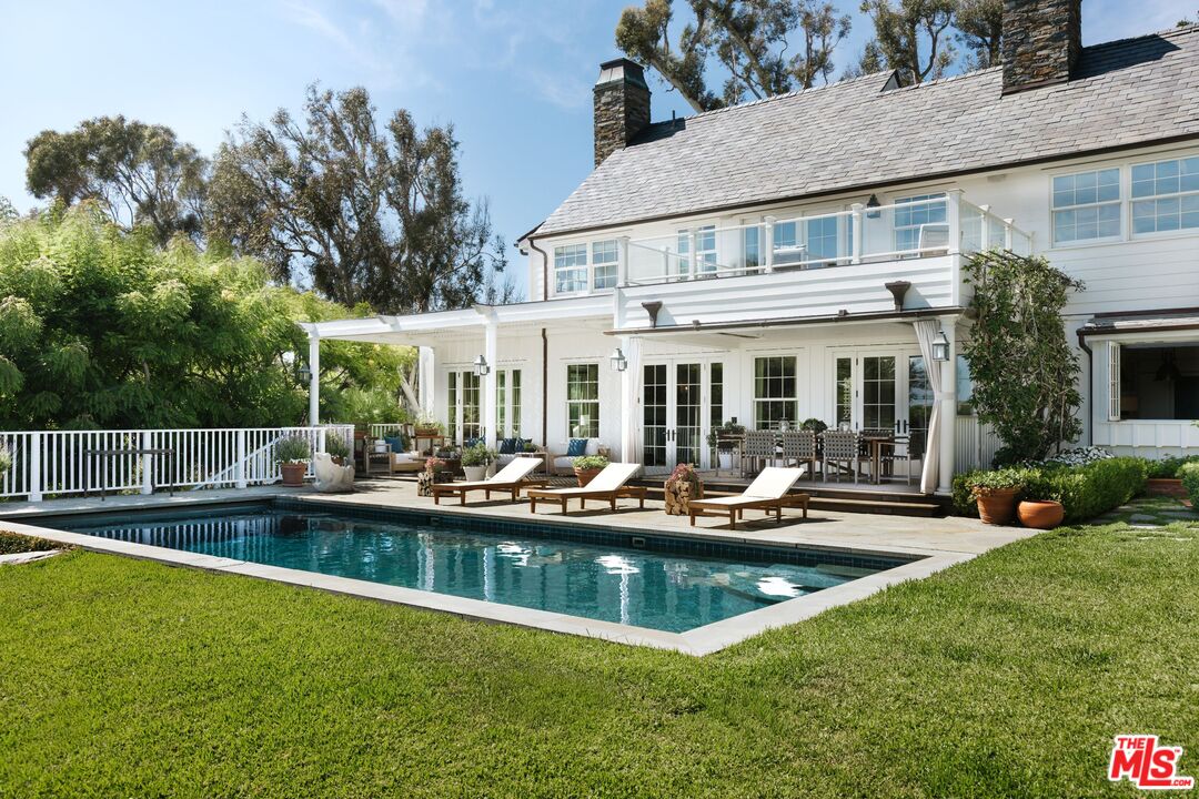 6825 Zumirez Dr