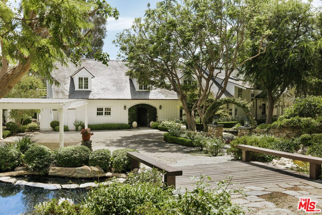 6825 Zumirez Dr