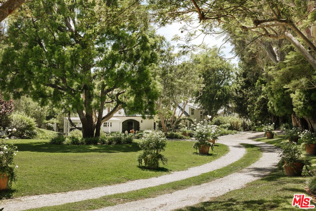 6825 Zumirez Dr