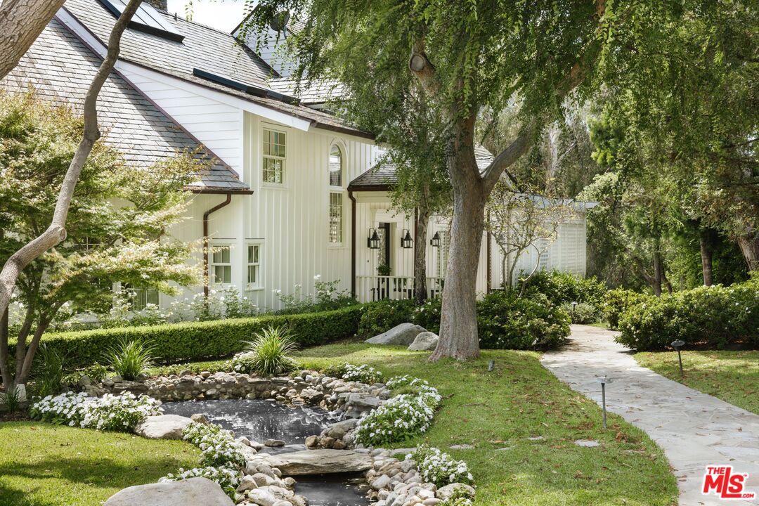 6825 Zumirez Dr