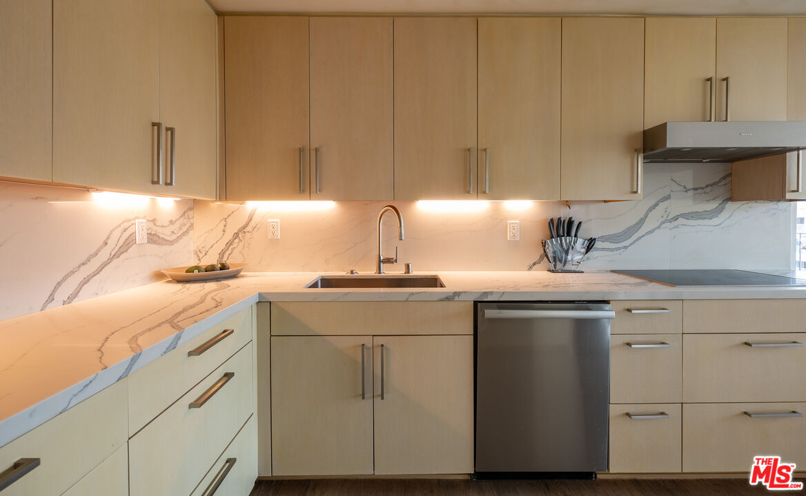 818 N Doheny Dr Unit: 1107