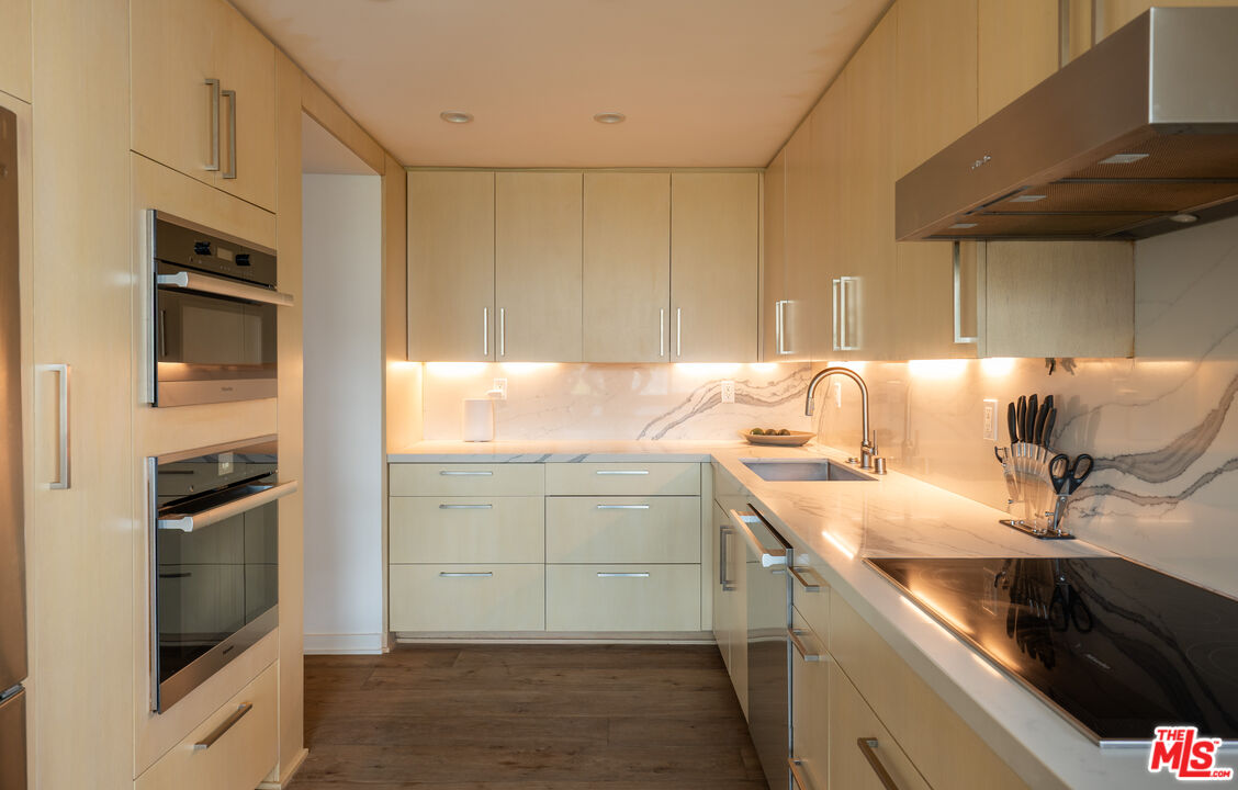 818 N Doheny Dr Unit: 1107