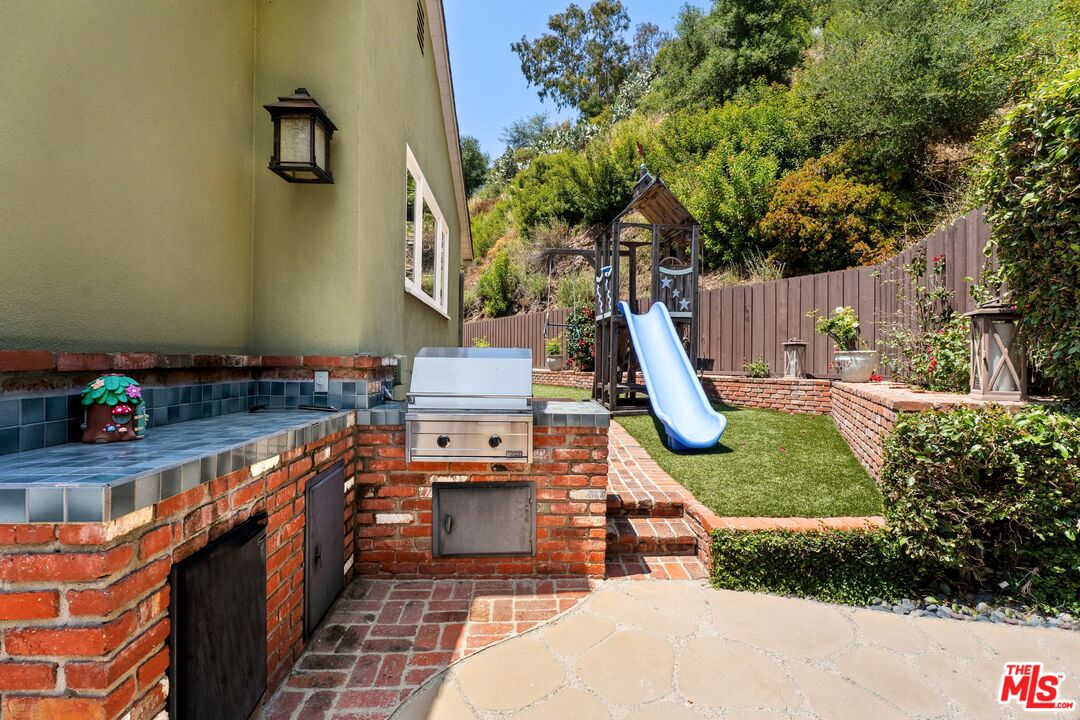 3820 Mandeville Canyon Rd