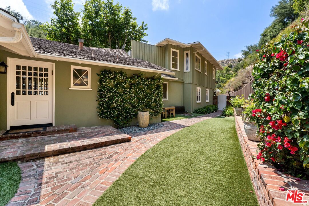 3820 Mandeville Canyon Rd