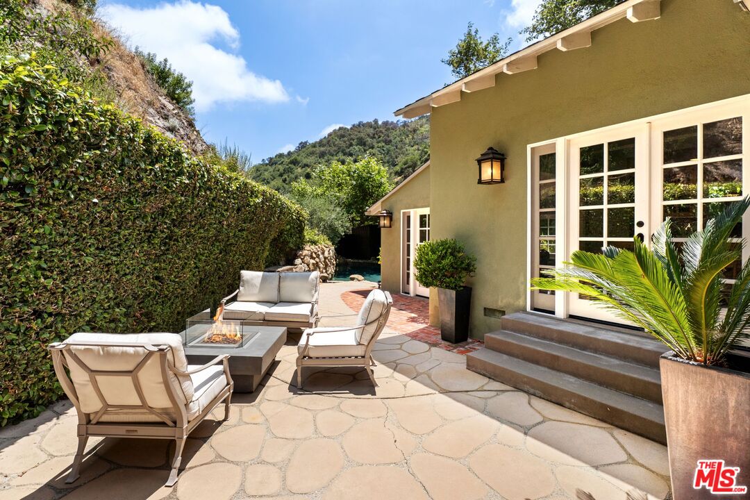 3820 Mandeville Canyon Rd