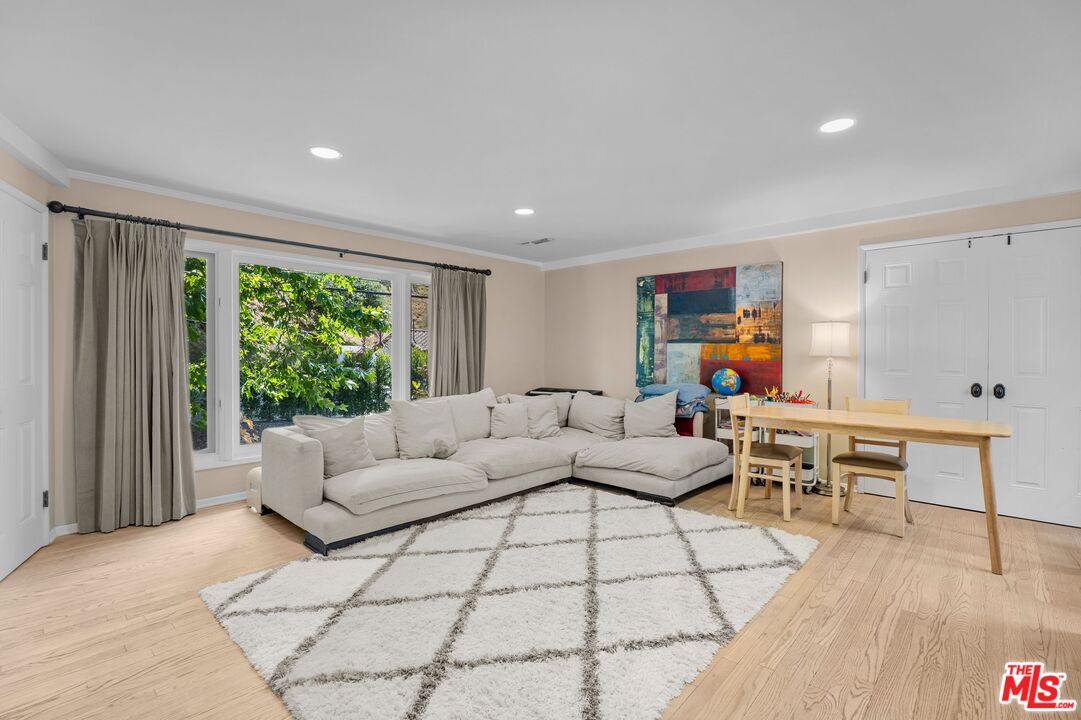 3820 Mandeville Canyon Rd