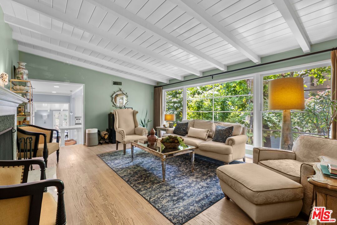 3820 Mandeville Canyon Rd