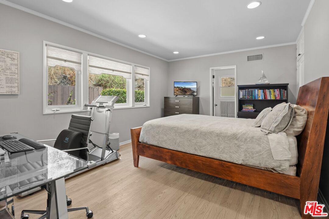 3820 Mandeville Canyon Rd