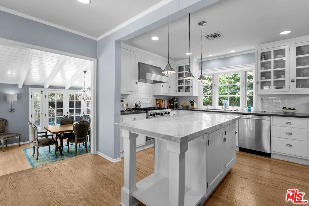 3820 Mandeville Canyon Rd