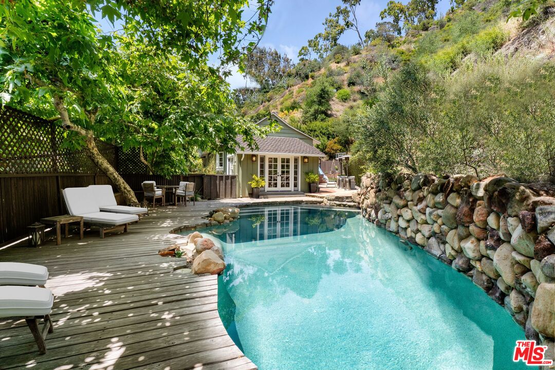3820 Mandeville Canyon Rd