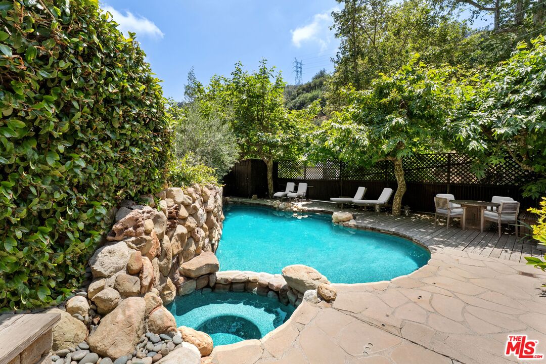 3820 Mandeville Canyon Rd