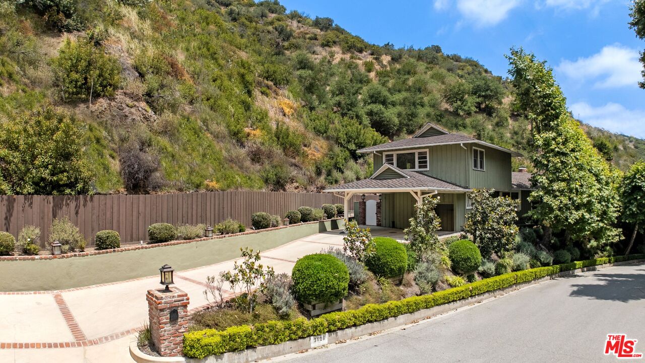 3820 Mandeville Canyon Rd