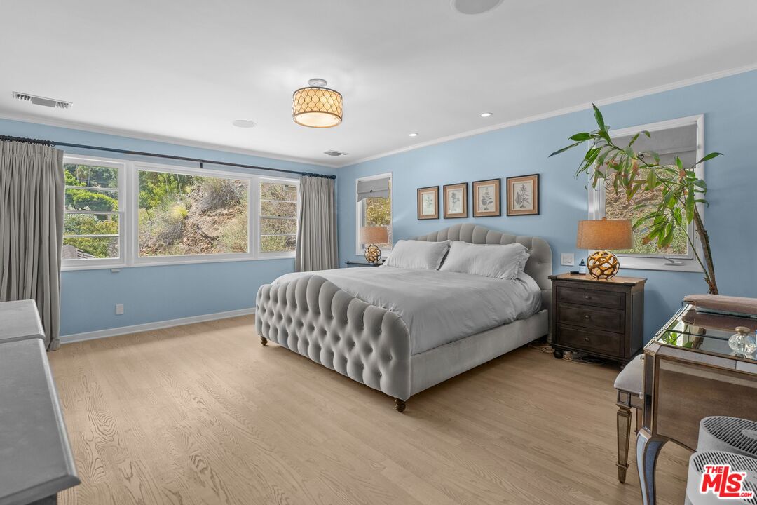 3820 Mandeville Canyon Rd