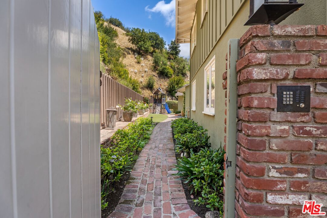 3820 Mandeville Canyon Rd