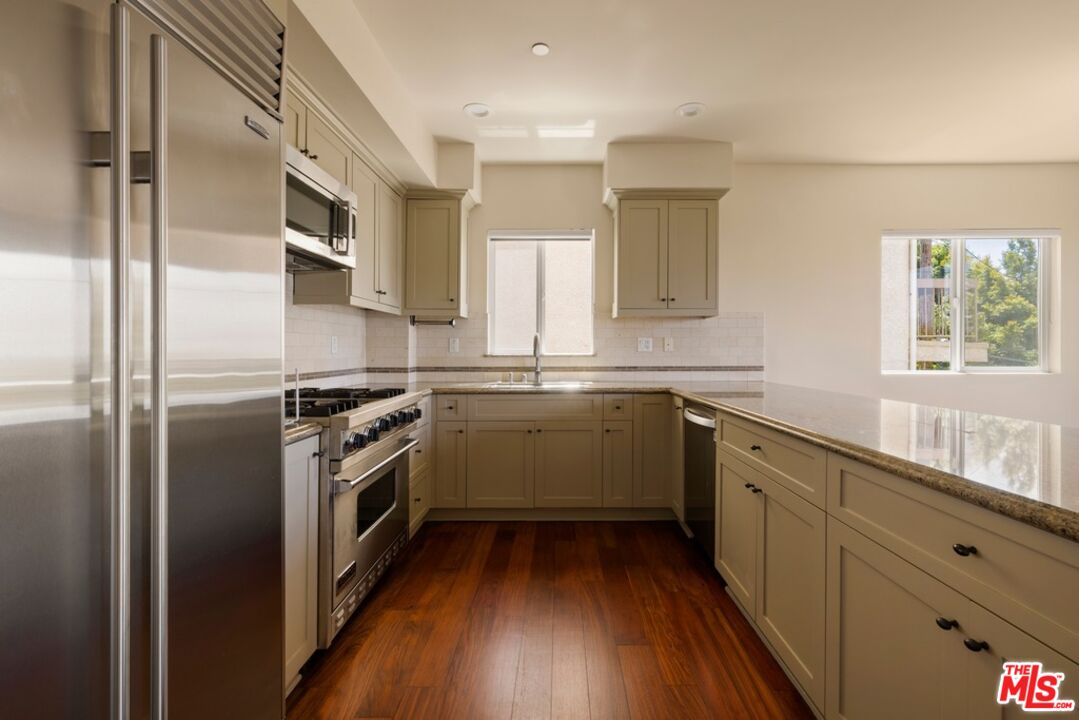 2255 Fox Hills Dr Unit: 200