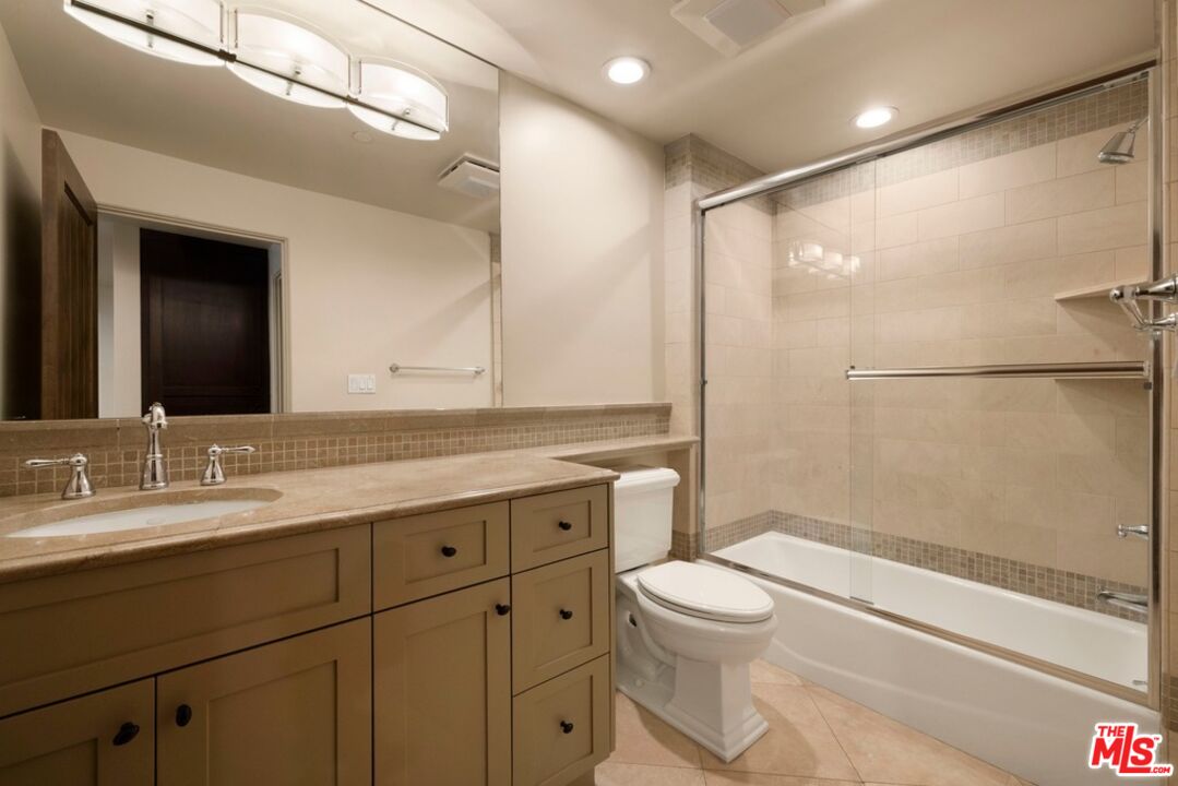 2255 Fox Hills Dr Unit: 200