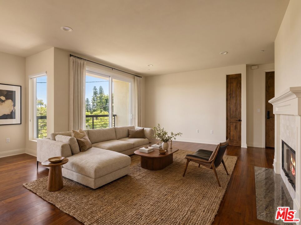 2255 Fox Hills Dr Unit: 200