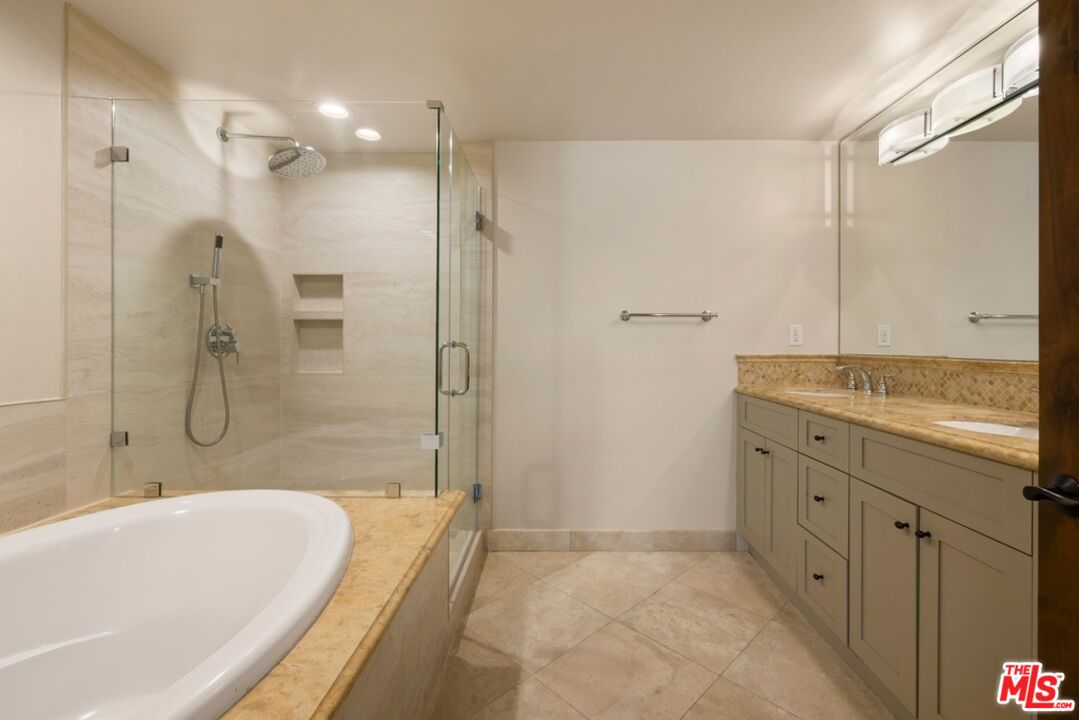 2255 Fox Hills Dr Unit: 200