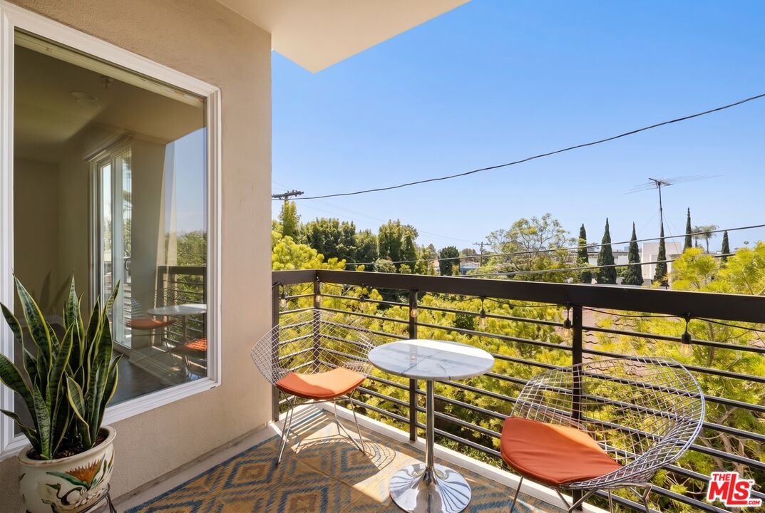2255 Fox Hills Dr Unit: 200