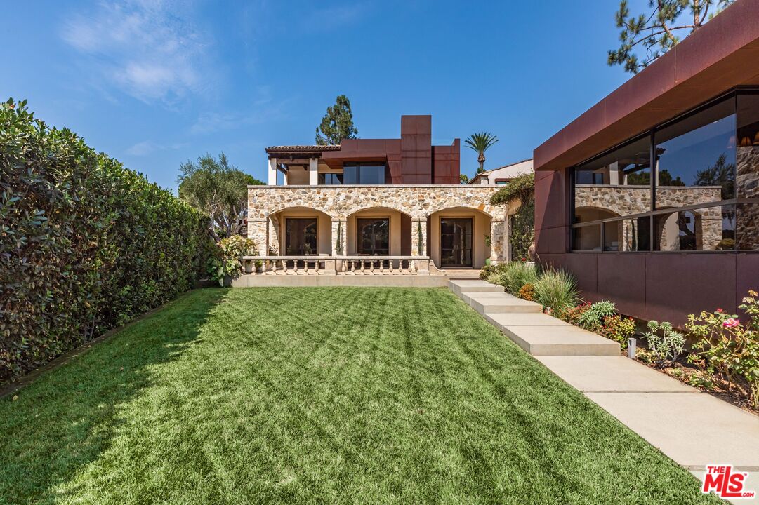 976 N Alpine Dr