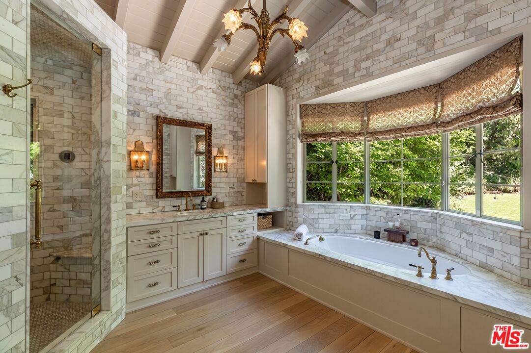 1136 N Doheny Dr