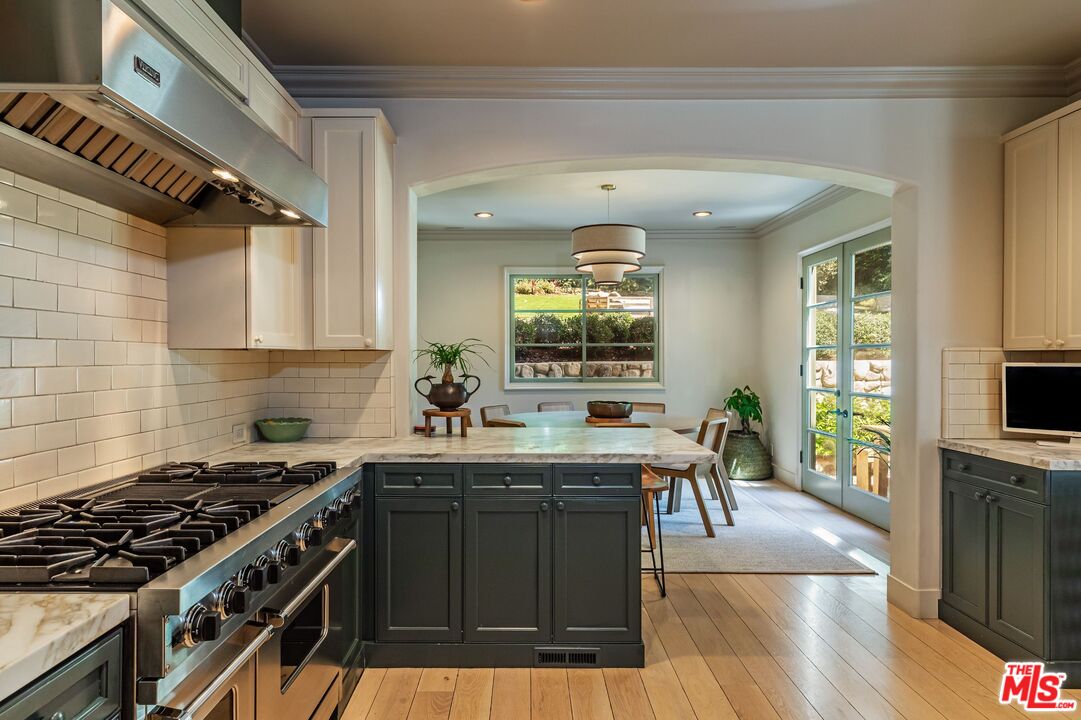 1136 N Doheny Dr