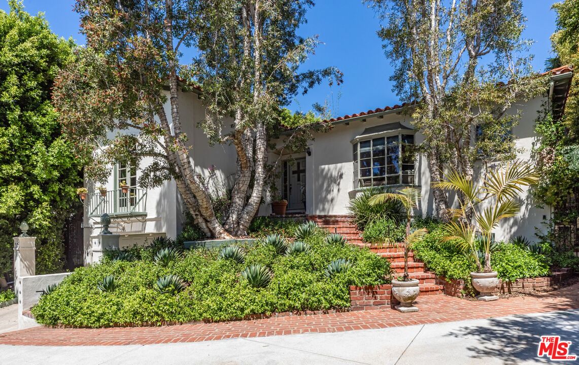 1136 N Doheny Dr