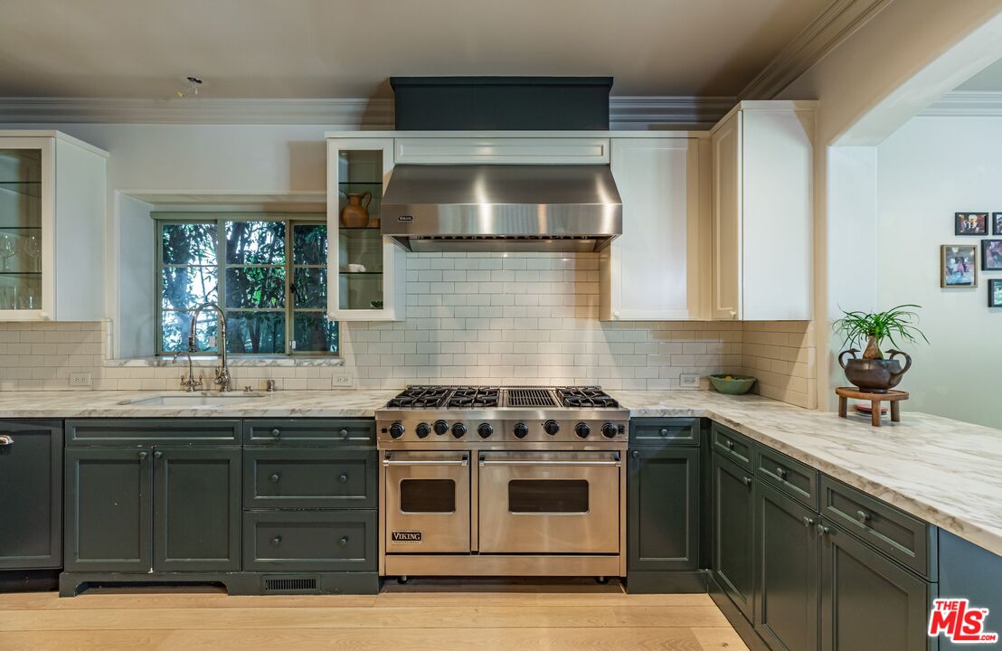 1136 N Doheny Dr