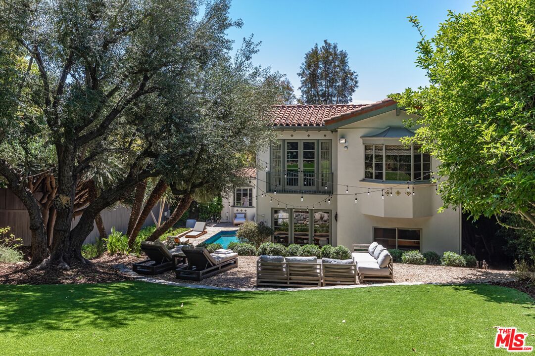 1136 N Doheny Dr