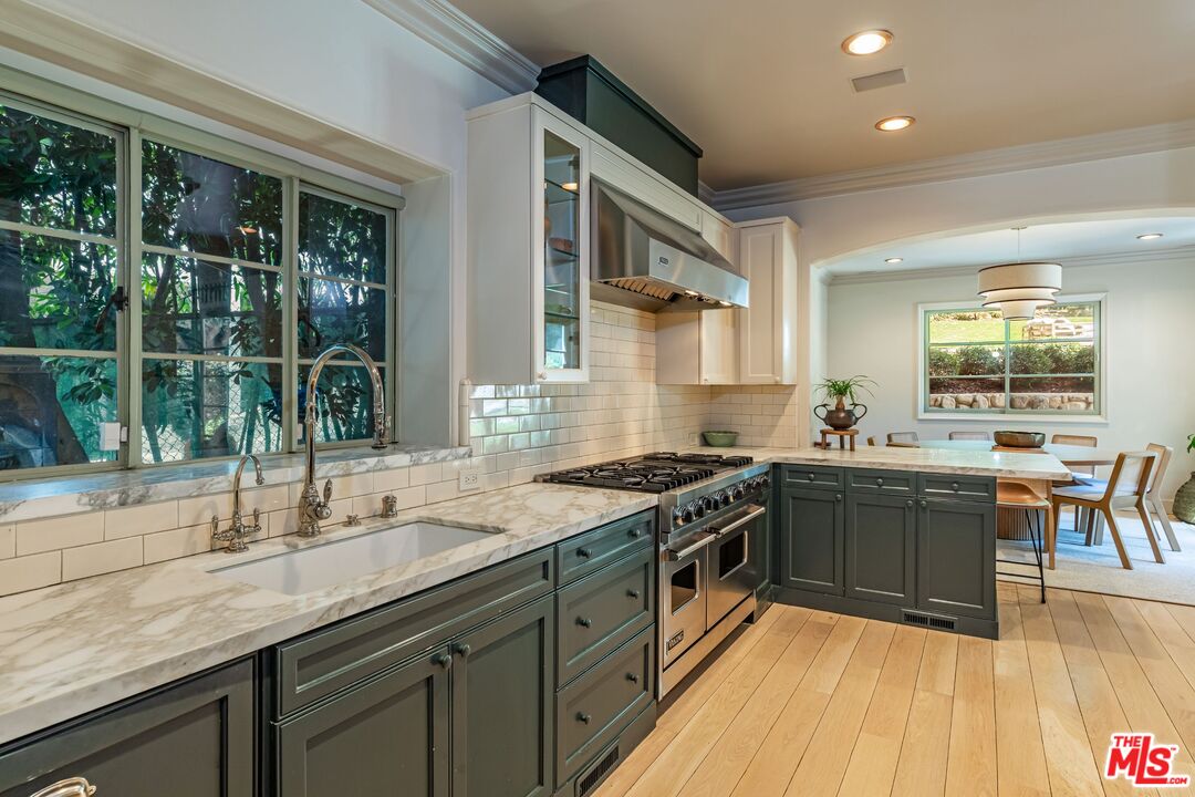 1136 N Doheny Dr
