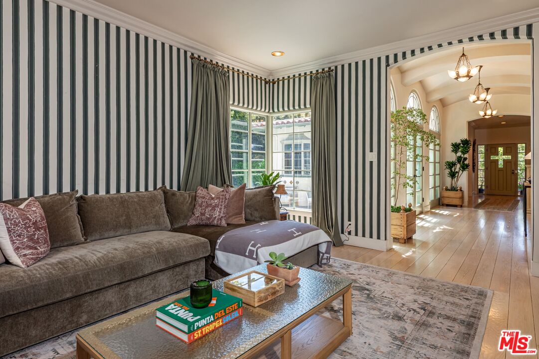 1136 N Doheny Dr