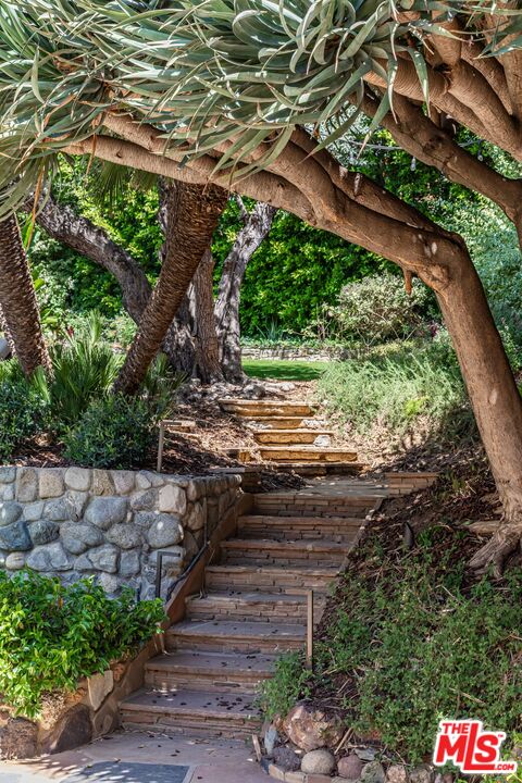 1136 N Doheny Dr