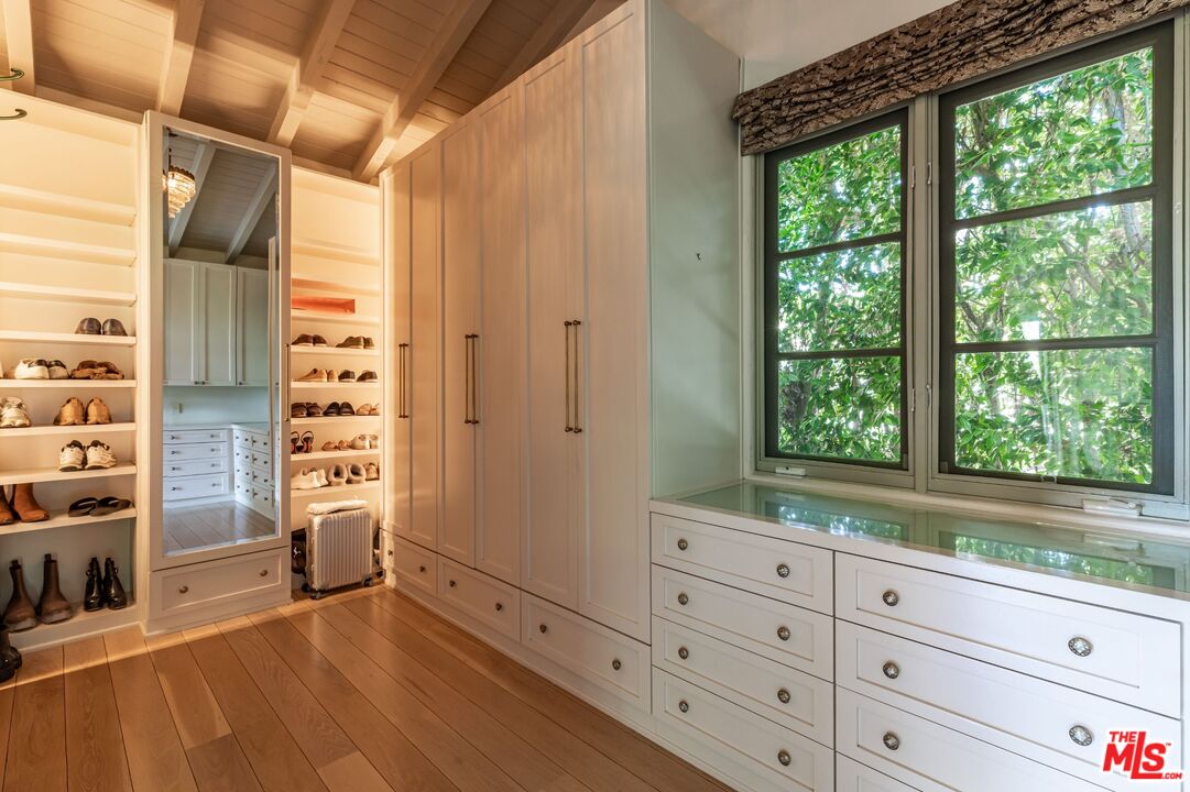 1136 N Doheny Dr