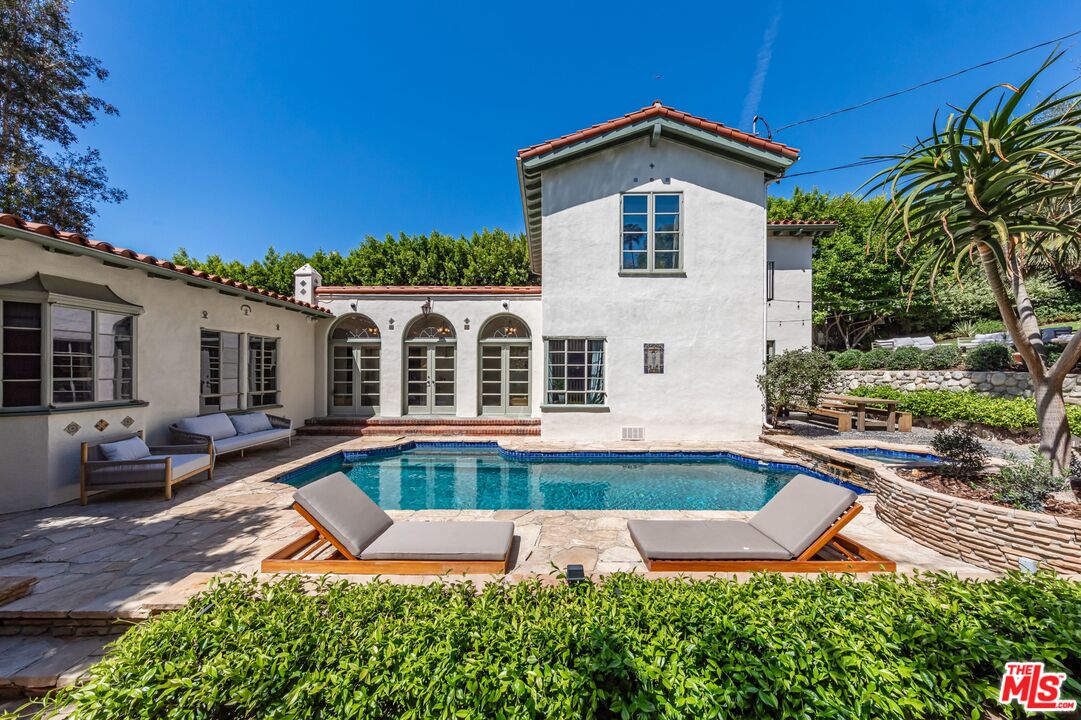 1136 N Doheny Dr