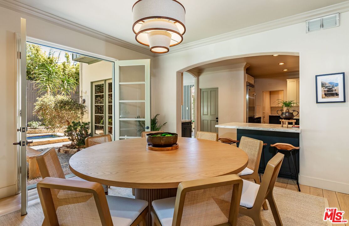 1136 N Doheny Dr